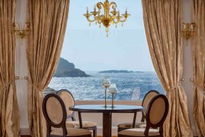 Manoula’s Beach Hotel